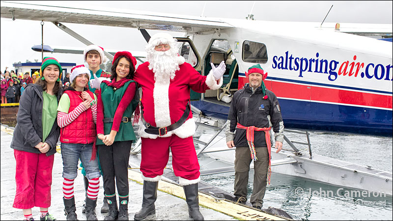 Santa and elves fly into Ganges Santa and elves fly into Ganges
